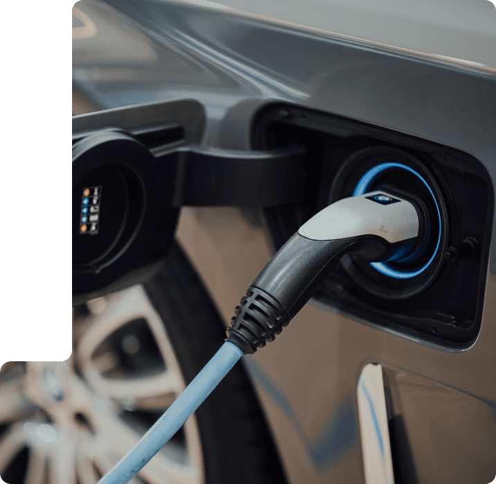 Cable de carga conectado a un coche eléctrico