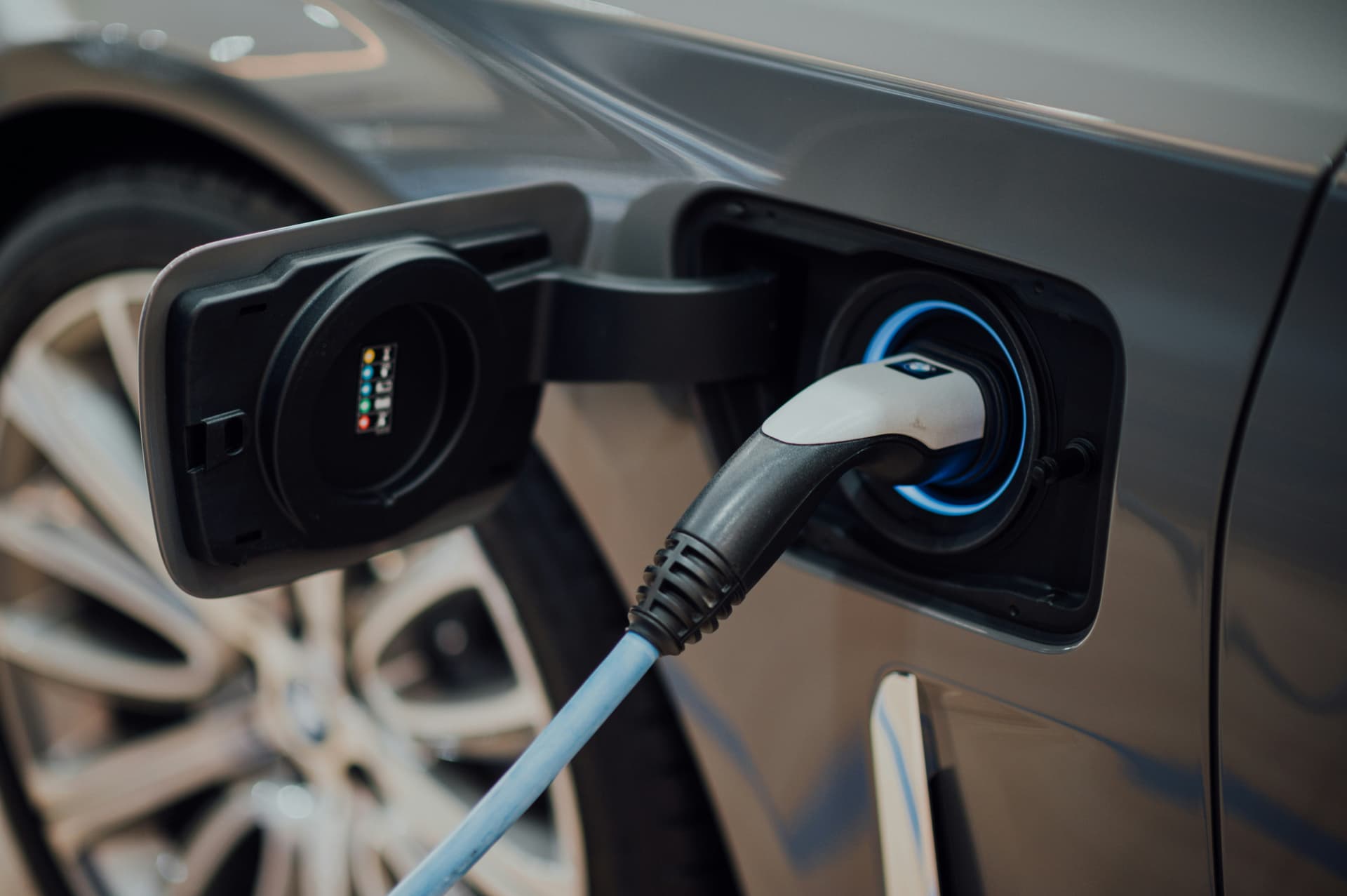 Cable de carga conectado a un coche eléctrico